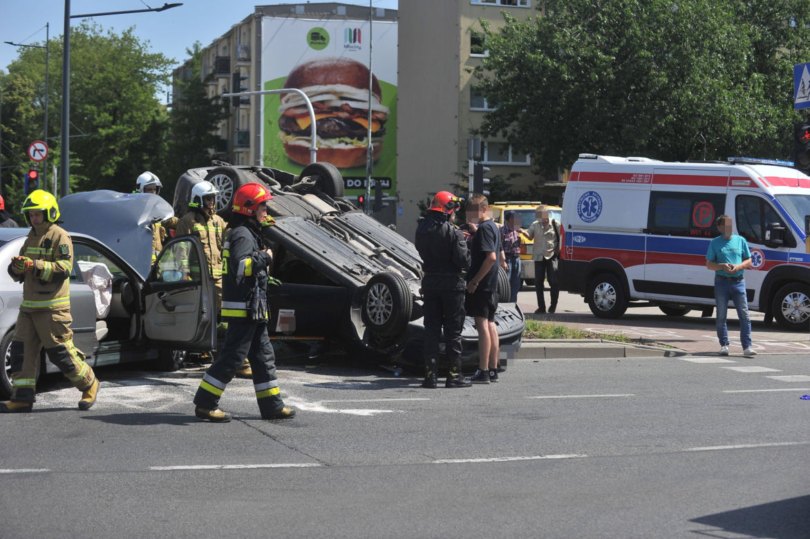 Wypadek na Sokratesa. Saab huknął w taksówkę, auto dachowało