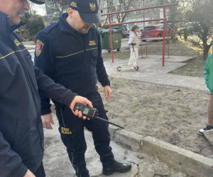 Kawka utknęła pod studzienką. Mieszkańcy i strażnicy ruszyli z pomocą