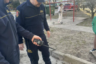 Kawka utknęła pod studzienką. Mieszkańcy i strażnicy ruszyli z pomocą