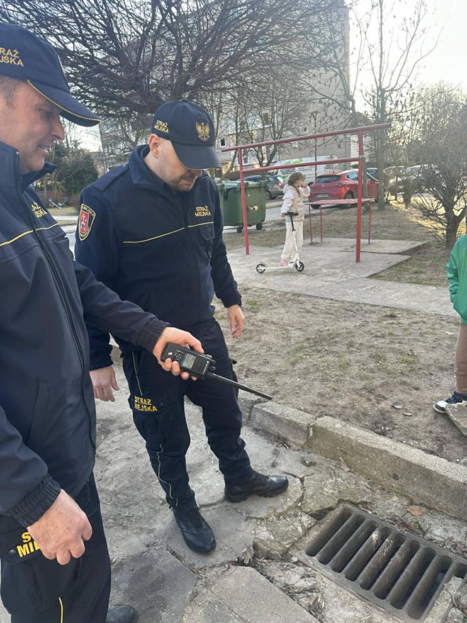 Kawka utknęła pod studzienką. Mieszkańcy i strażnicy ruszyli z pomocą