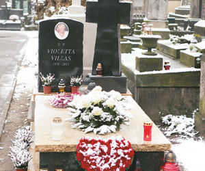 Villas ma nagrobek w kolorze blond
