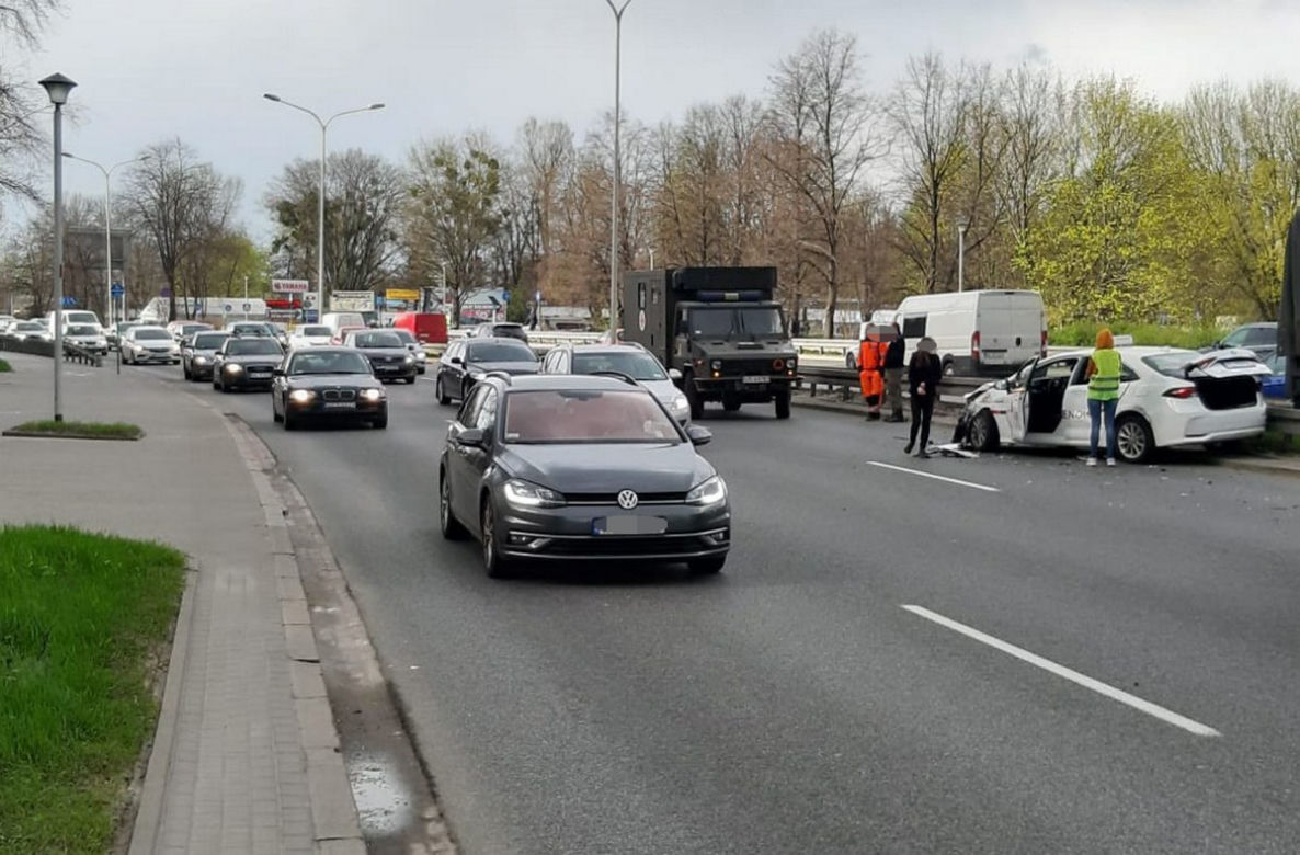 Taksówka zderzyła się z ciężarówką wojskową