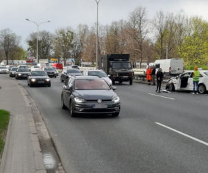 Zderzenie taksówki z ciężarówką wojskową