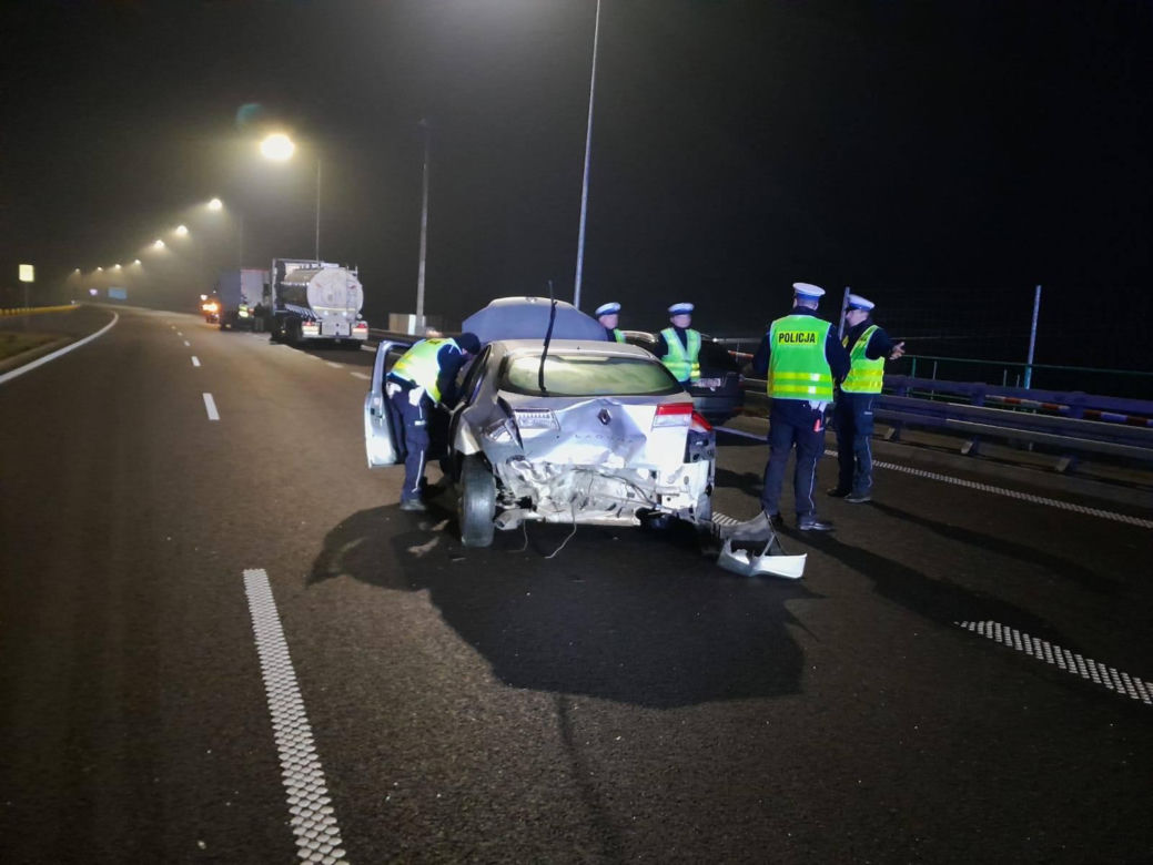 Karambol na S19. 18 aut rozbitych, 12 osób w szpitalu. Droga zablokowana całą noc
