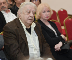 Żyła już tylko wspomnieniami o mężu