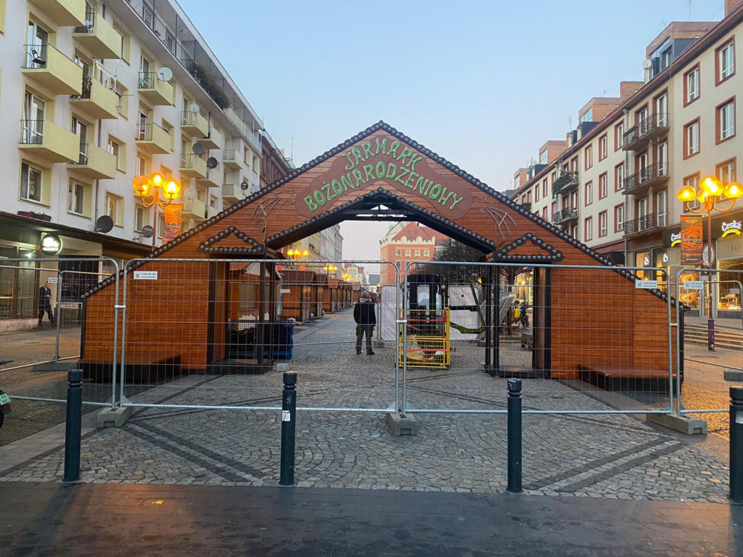 Choinka we Wrocławiu prawie gotowa. Zdania mieszkańców znowu podzielone [ZDJĘCIA]