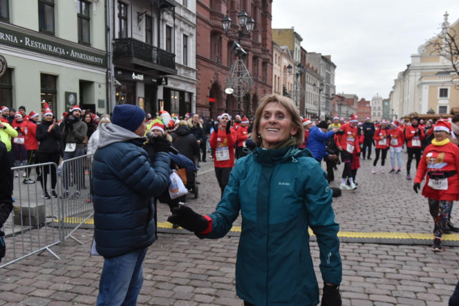 23. Festiwal Biegów Świętych Mikołajów w Toruniu. Zdjęcia ze starówki
