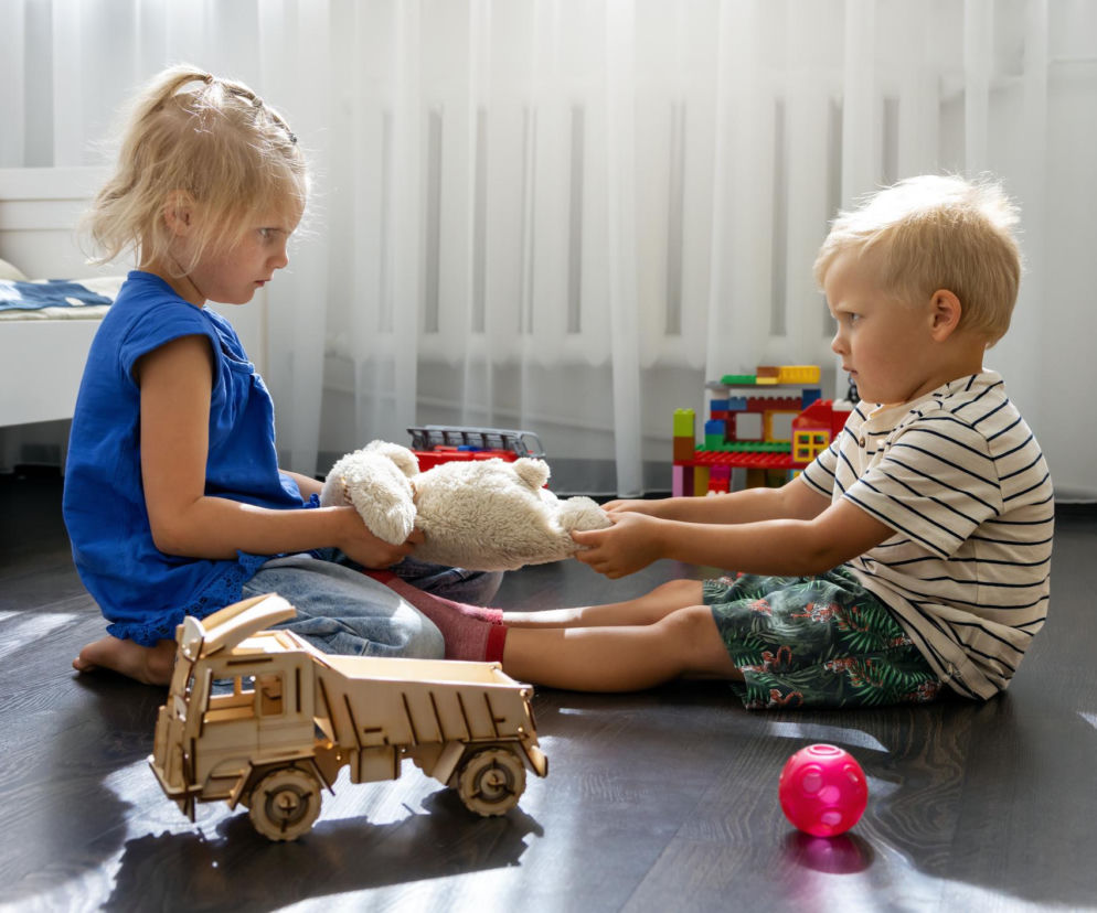 Twoje dzieci bez przerwy się kłócą? Wystarczą 3 proste kroki, by zapanował spokój w rodzinie