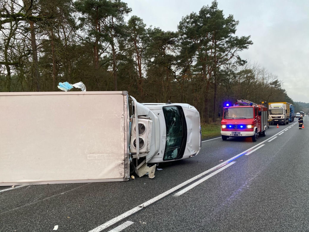 Karambol w Przyłubiu. Na "drodze śmierci" zderzyły się auta osobowe i bus. PRZERAŻAJĄCE zdjęcia