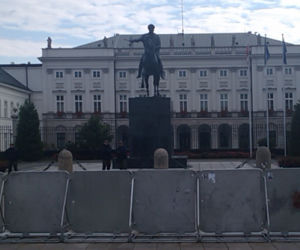 Krzyż zniknął sprzed Pałacu. Gdzie jest krzyż?