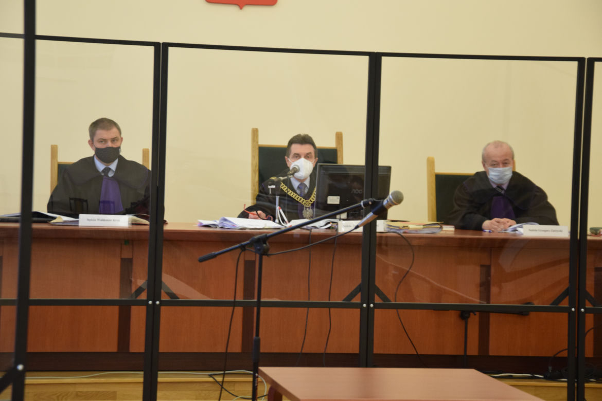 Brat z kumplami gwałcił siostrę