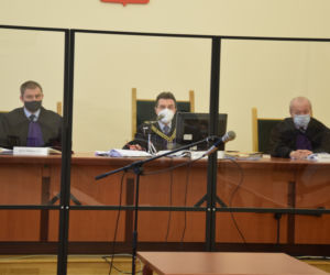 Brat z kumplami gwałcił siostrę