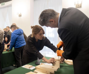 Włodzimierz Czarzasty robi budki dla ptaków Sejm/Piotr Tracz