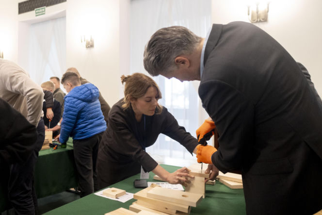 Włodzimierz Czarzasty robi budki dla ptaków Sejm/Piotr Tracz