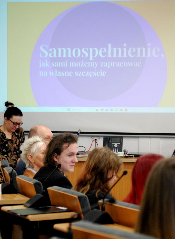 W marcu 2025 roku 47 uczniów szkół podstawowych i ponadpodstawowych debatowało w Urzędzie Miasta Siedlce w ramach kampanii profilaktycznej „Widzę – rozmawiam – reaguję”.
