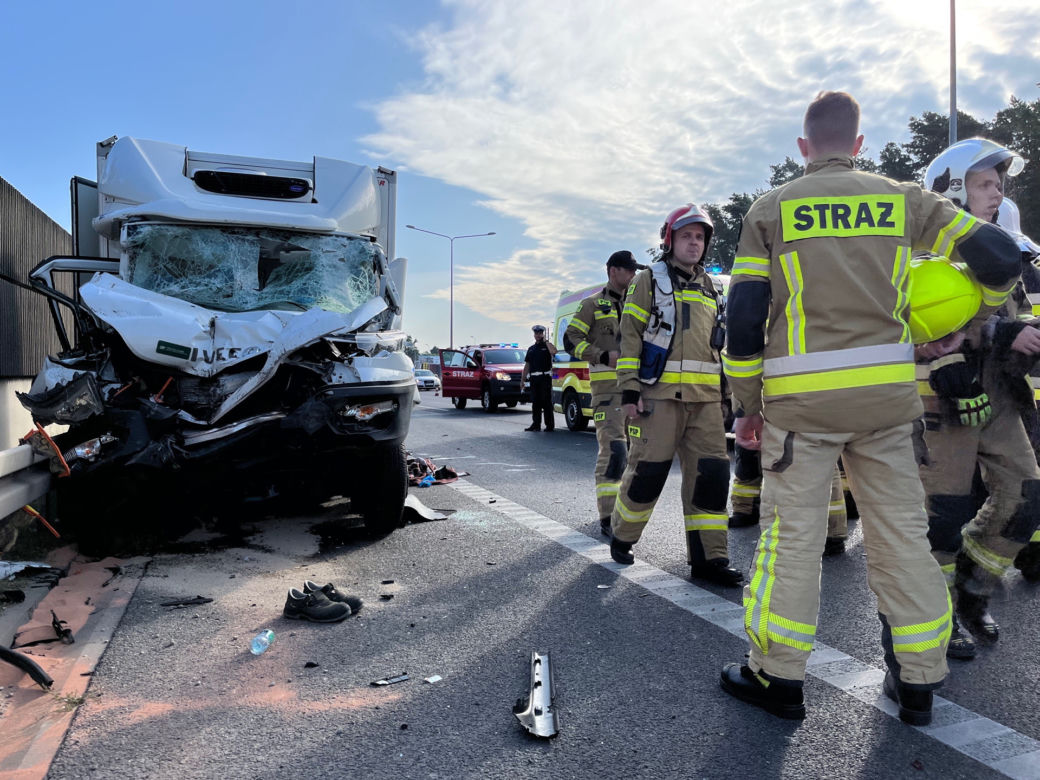 Wypadek na S8 w Wolicy. Kierowca samochodu dostawczego został zakleszczony w kabinie swojego pojazdu
