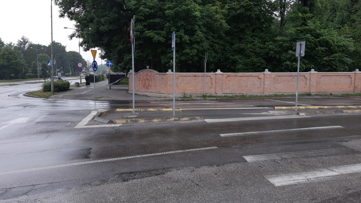 Kirkut pomalowany przez pseudo graficiarzy