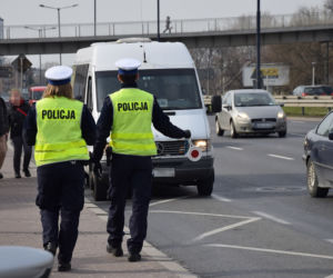 Policjanci kontrolują liczbę pasażerów w autobusach