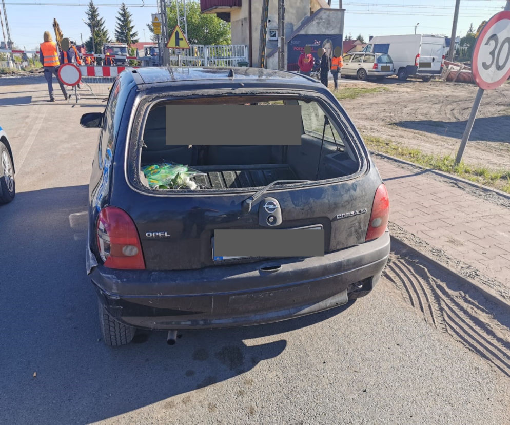 Jeździł TYM CZYMŚ po ulicach! Policji tłumaczył, że jego opel, to „IGŁA”. Auto nie miało szyby, lamp i zderzaków!