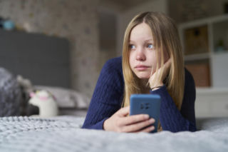 Twoje dziecko może mieć setki znajomych online, a i tak czuć się samotne. Zobacz sygnały
