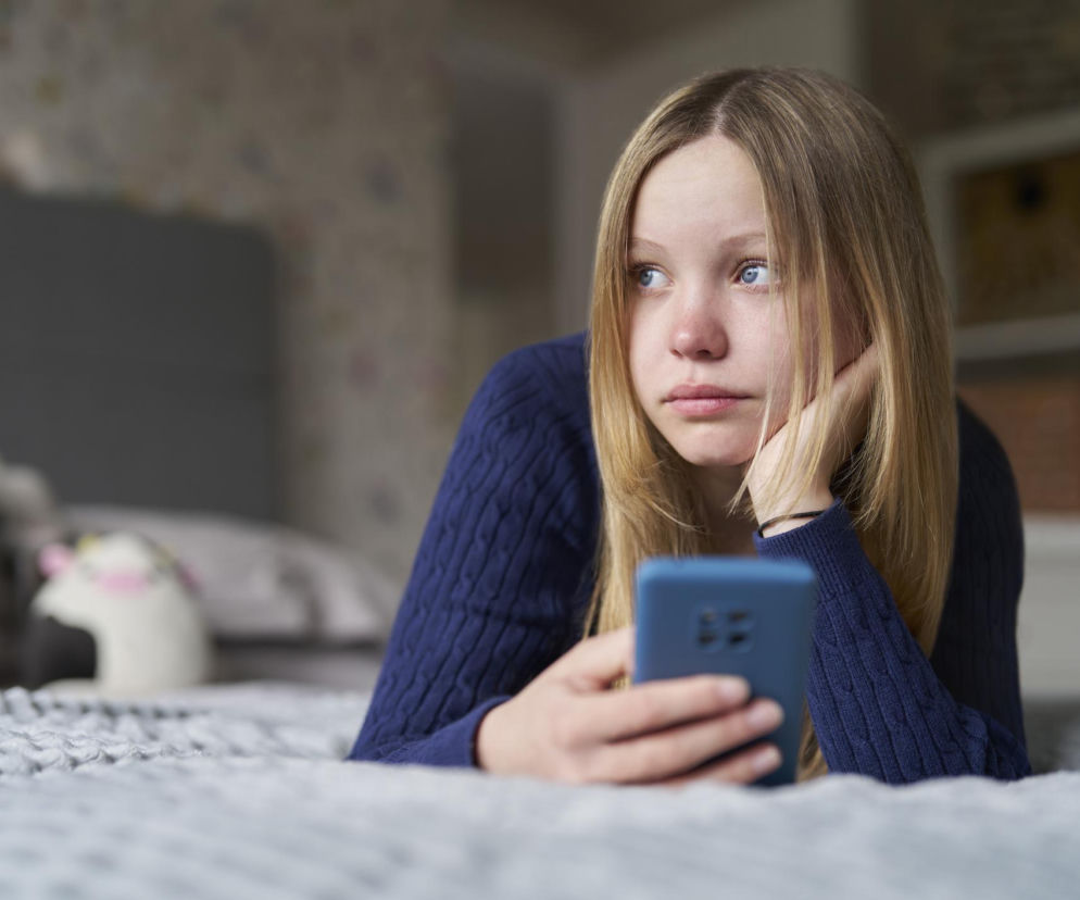 Twoje dziecko może mieć setki znajomych online, a i tak czuć się samotne. Zobacz sygnały