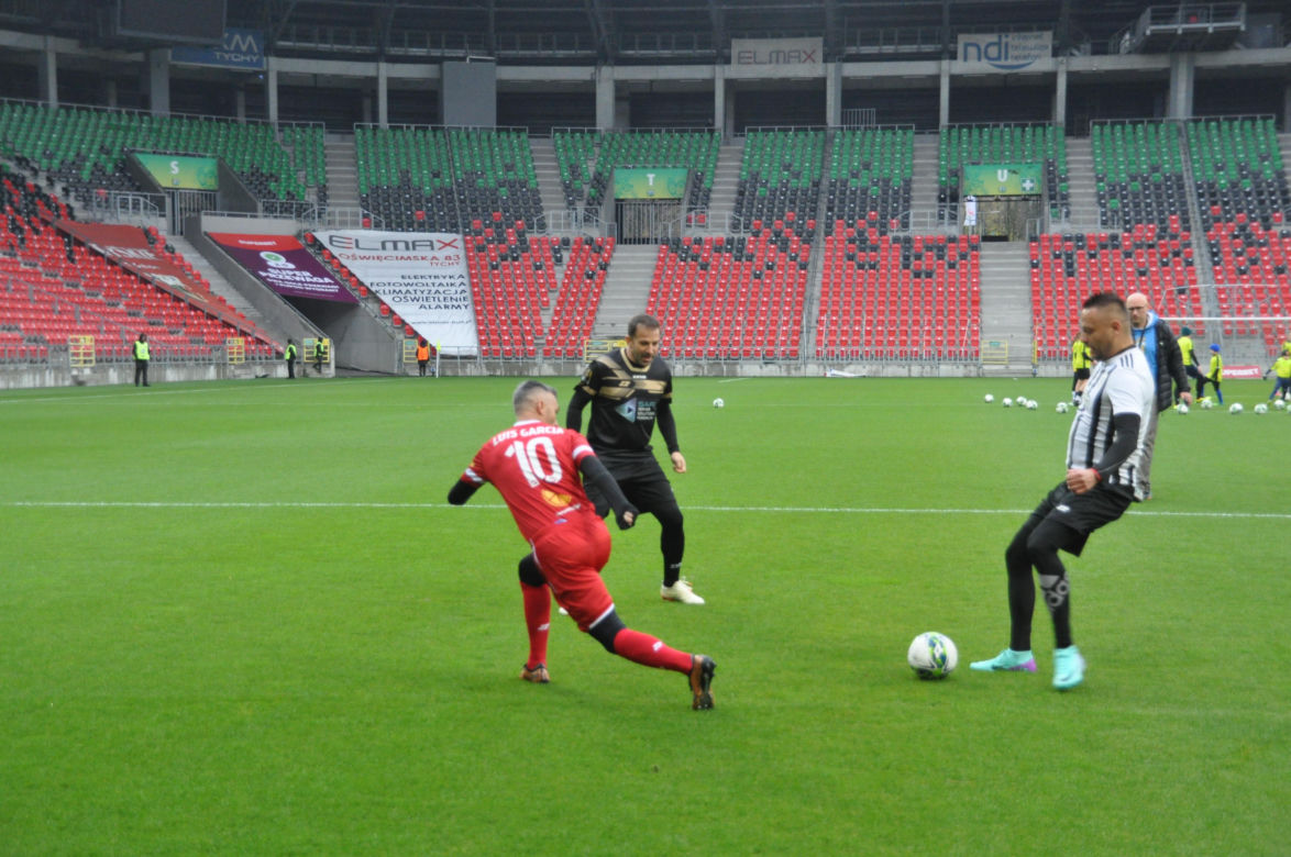 W Tychach grają gwiazdy światowego futbolu. Najpierw był pokazowy trening z młodzieżą