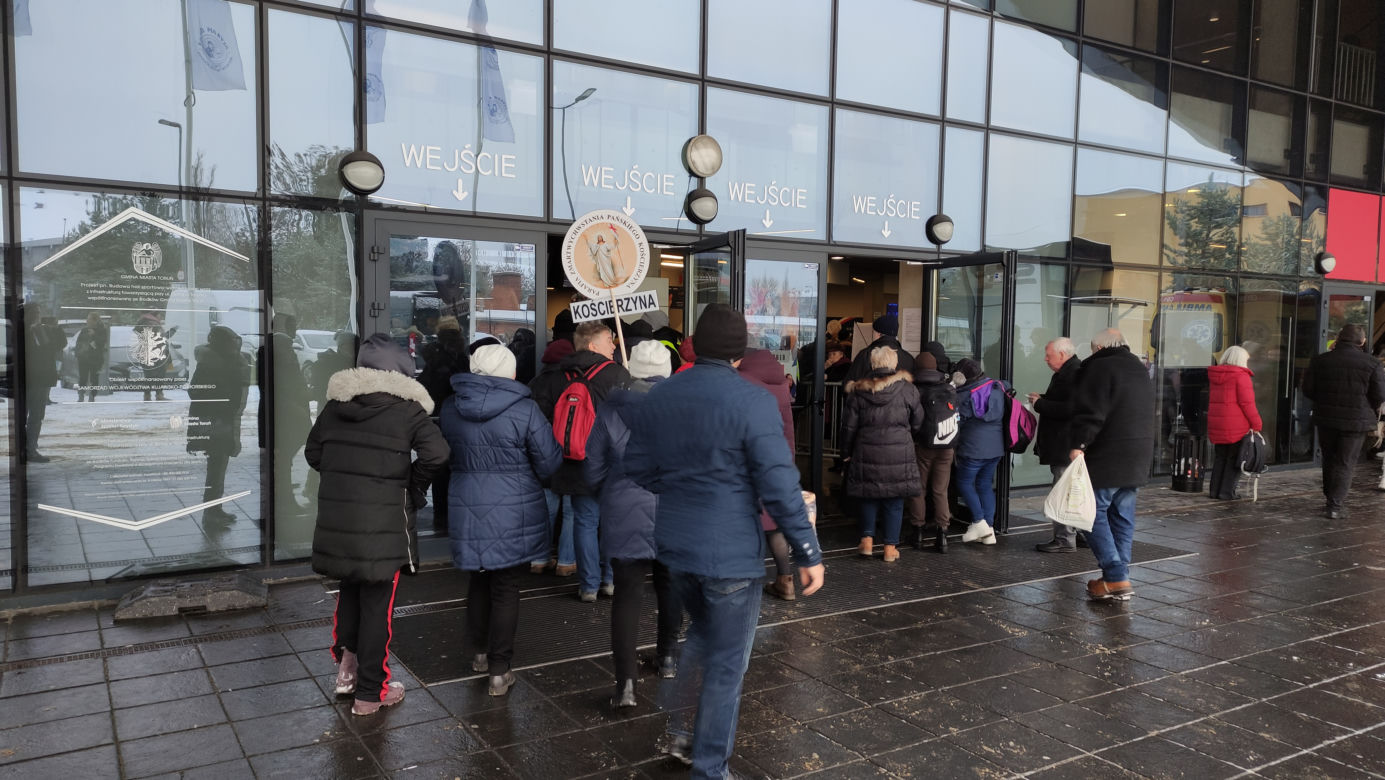31. urodziny Radia Maryja. Tłumy wiernych w toruńskiej hali sportowej czeka na ojca Rydzyka