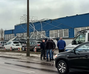 Białystok. Silny wiatr zerwał konstrukcję paneli fotowoltaicznych z dachu firmy przy ul. Produkcyjnej [ZDJĘCIA, WIDEO]