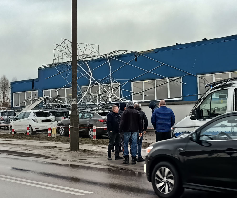 Białystok. Silny wiatr zerwał konstrukcję paneli fotowoltaicznych z dachu firmy przy ul. Produkcyjnej [ZDJĘCIA, WIDEO]