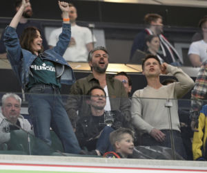 Olivier Janiak z żoną i znanym aktorem na meczu Legia - Widzew. Zaskakujące towarzystwo prezentera?