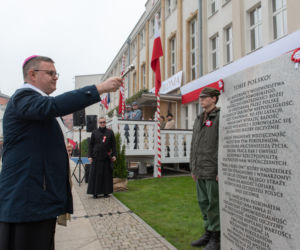 W Toruniu odsłonięto piękną tablicę upamiętniającą obchody 100-lecia odzyskania niepodległości