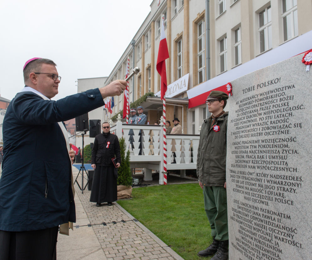 W Toruniu odsłonięto piękną tablicę upamiętniającą obchody 100-lecia odzyskania niepodległości