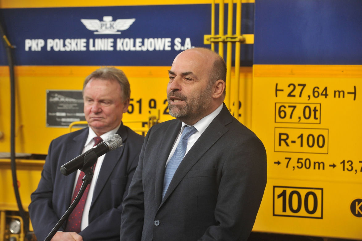 Kolejarze dostaną nowe pociągi do naprawy torowiska. Mówią na nie "kombajny"