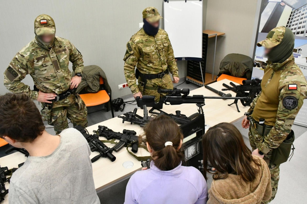 Policyjni kontterroryści pomagają Mikołajowi 