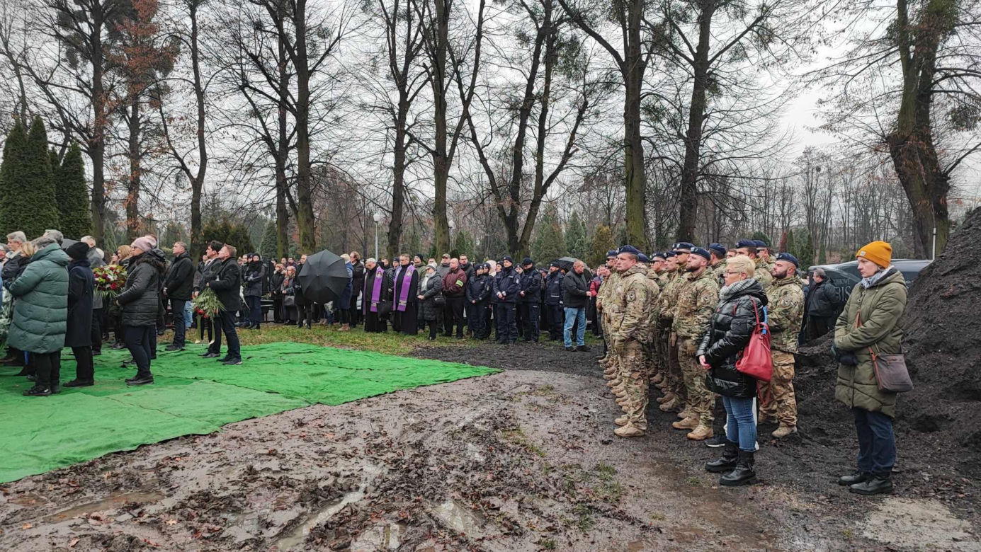  Wrocław. Ostatnie pożegnanie policjantów zastrzelonych na służbie. "Wasz tata jest bohaterem"