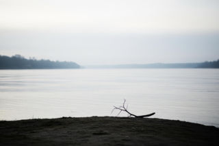 Policja ratuje mężczyznę nad Wisłą. Jak przebiegała dramatyczna akcja?