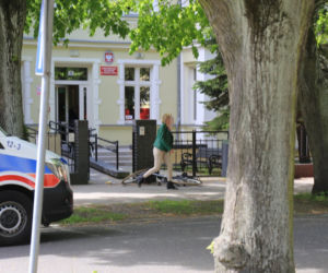 Świnoujście.  Dramat przed prokuraturą. Nie żyje kobieta ugodzona nożem. Napastnik podciął sobie nadgarstki 