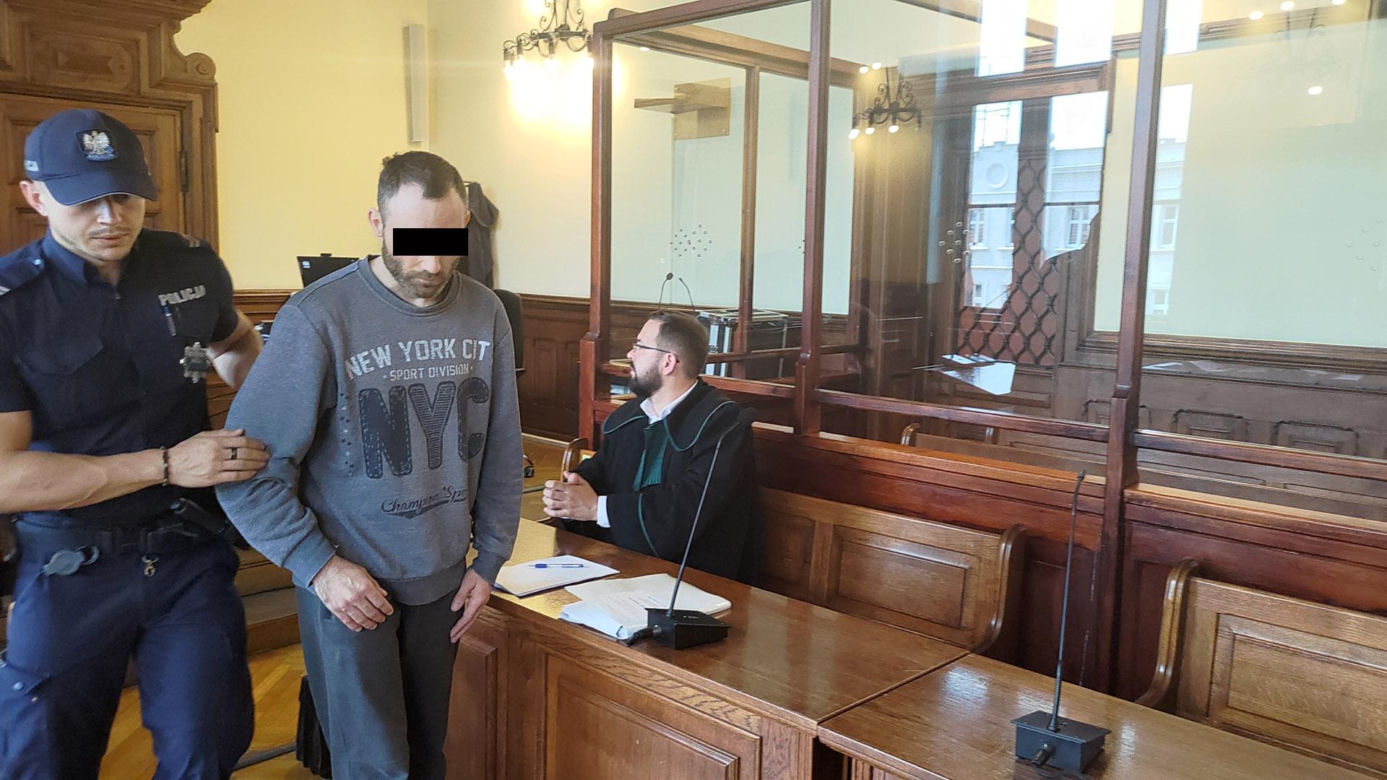 Nie miał litości dla matki swoich dzieci. Ofiarę porównał do kurczaka