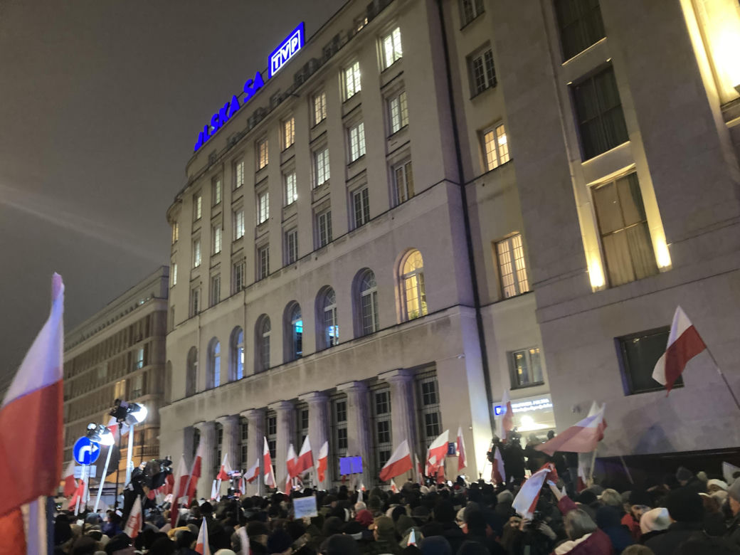 Przed siedzibą TVP odbył się protest. Uczestnicy skandowali "Wolne media!"