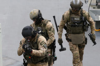 Kontrterroryści pod Wadowicami. 43-latek zabarykadował się z dzieckiem w mieszkaniu. Negocjacje zawiodły