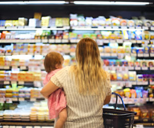 Koniec sklepowych awantur? Ten jeden trik na zajęcie dziecka sprawi, że będzie mniej marudził