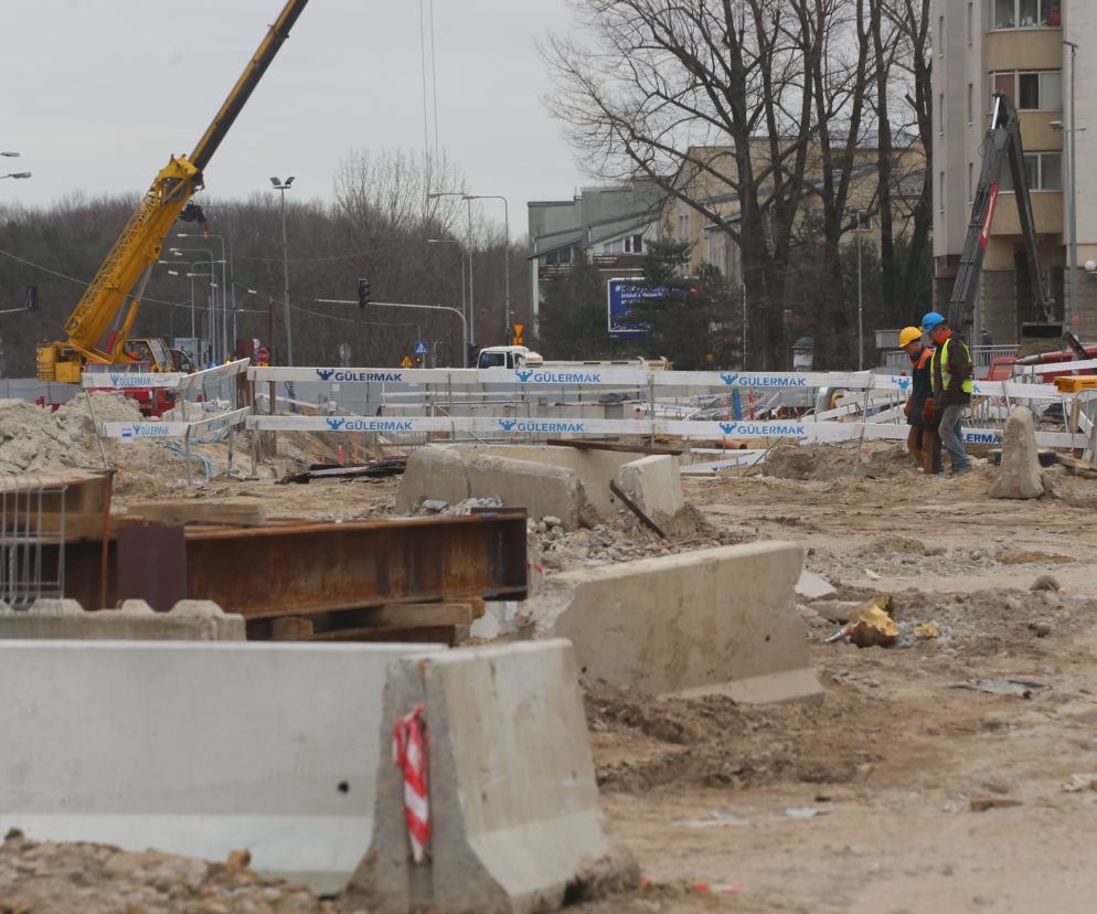 Robotnicy II linii metra uciekają przed koronawirusem