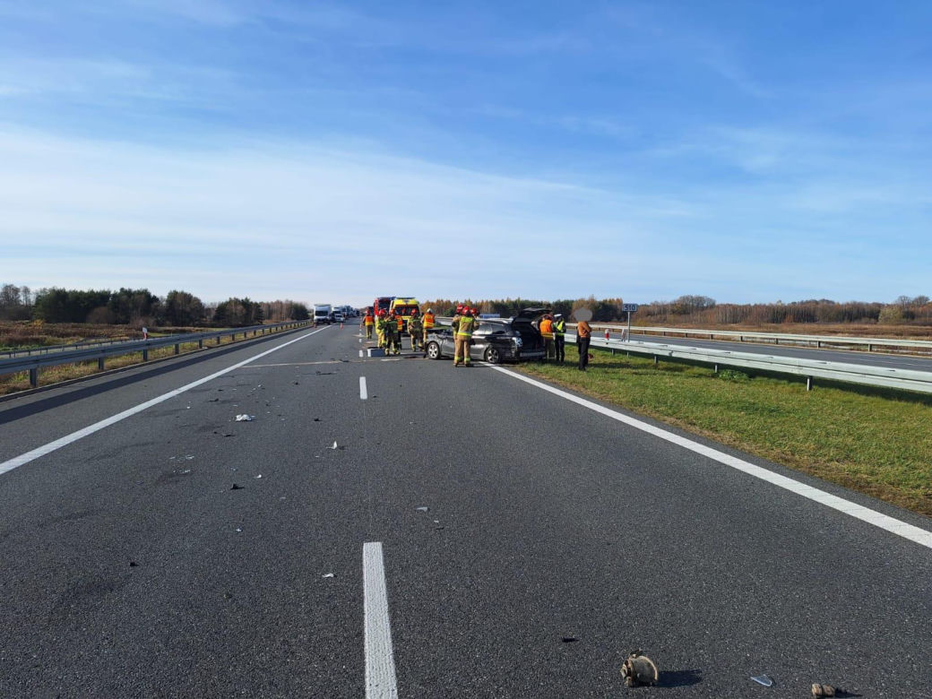 Wypadek na autostradzie A4 koło Tarnowa. Zderzenie ciężarówki z osobówką