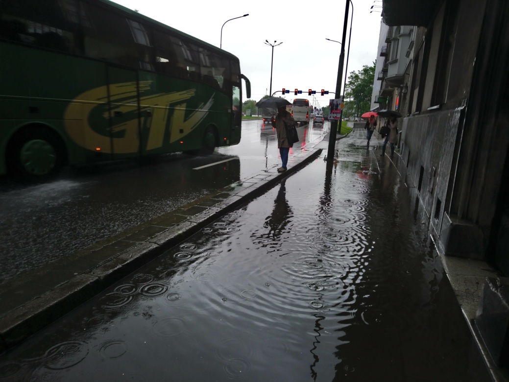 Ulewy w Małopolsce 23.05.2019: Ulice zamieniły się w rwące rzeki, sytuacja jest dramatyczna