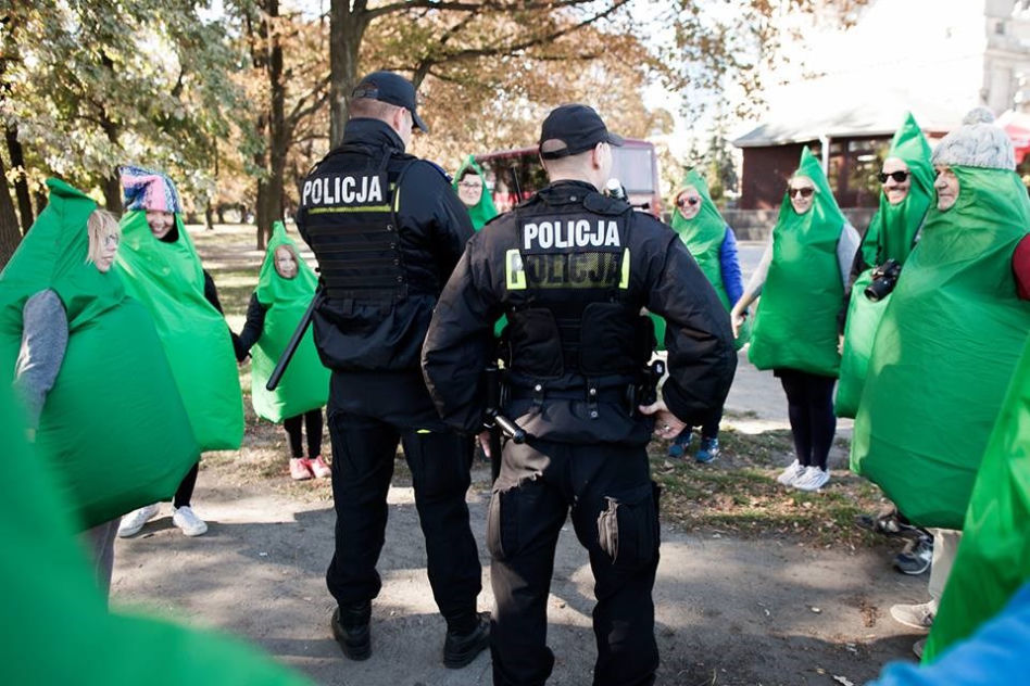 Precz z tujami i płotami – warszawiacy przeciw grodzeniu przestrzeni publicznej