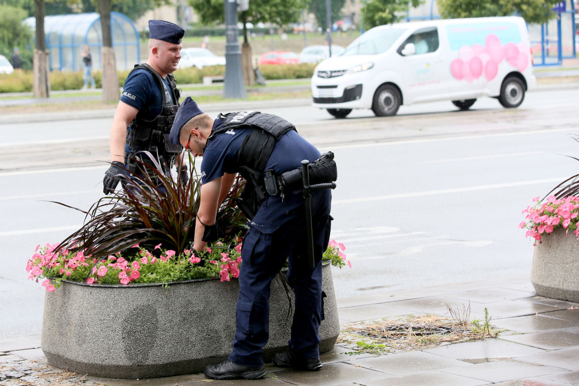 Policjanci grzebią w śmietnikach i kwietnikach w centrum Warszawy