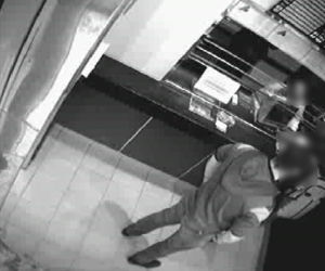 Próbował okraść klienta w kantorze, ale... pieniądze rozsypały się po podłodze. 25-latek trafił w ręce policji [GALERIA]