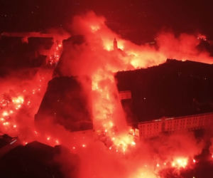 100-lecie Jagiellonii Białystok. Setki rac na Rynku Kościuszki