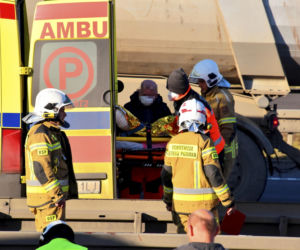 Zmiótł z drogi skodę i wbił się w naczepę. Kierowca ciężarówki zabrany do szpitala