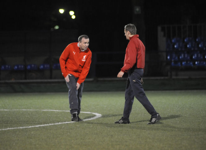 Donald Tusk gra w piłkę